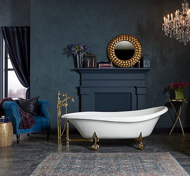 clawfoot tub in alcove