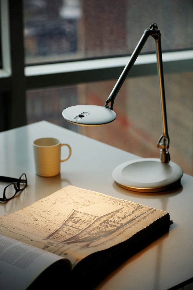 desk lamp that mimics sunlight