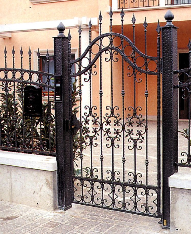 wrought iron fence brackets