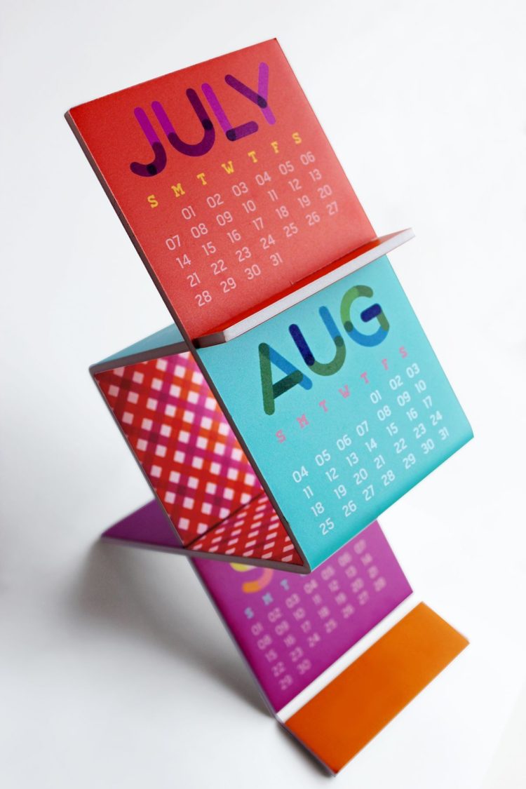 desk calendar layout