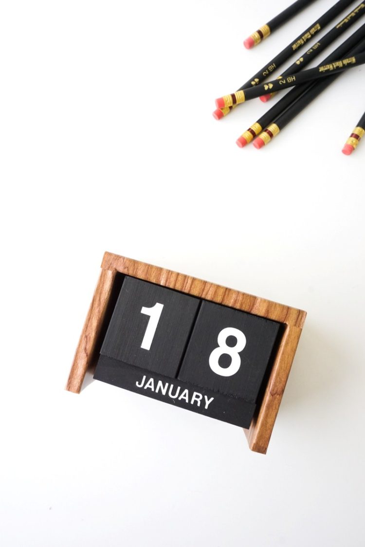 desk calendar mockup